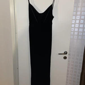 Balklänning  - Svart balklänning i sammet. Storlek XS. Använd 1 gång, hör av er för mer bilder. 