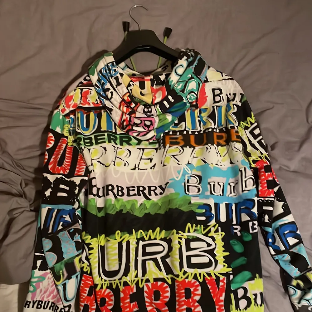 Snygg burrberry hoodie. Den är i S fast den är oversized.  Knappt använd. Nypris är 4600kr.. Hoodies.