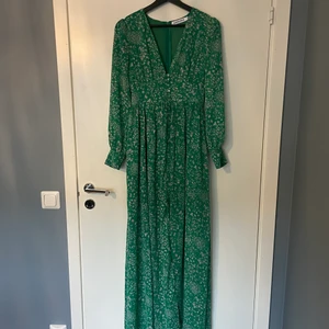 Adoore Napoli klänning grön - strl 36 - Superfin klänning ifrån Adoore. Använd en gång på ett bröllop! Sitter super bra.