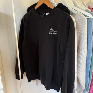 Cool tröja  - Cool tröja med snyggt tryck, lite oversize. Köparen står för frakten 💕