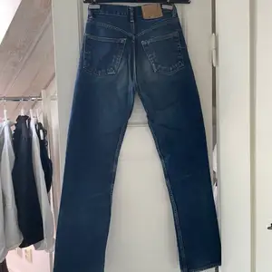 Blåa jeans från Levis i modell 501. De är knappt använda så i fint skick! Storleken är 26 i midjan och 32 i längden.