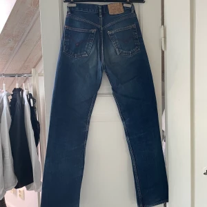Levis jeans 501 - Blåa jeans från Levis i modell 501. De är knappt använda så i fint skick! Storleken är 26 i midjan och 32 i längden.