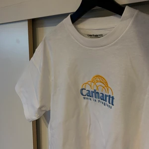 Carhartt T-shirt - WIP  - Oanvänd Carhartt T shirt från ”Work in progress” kollektionen. Storlek M, men har i storlek S också på min sida. Säljes eftersom jag beställde hem i 3 olika storlekar, därav storlek S och M kvar. Nypris 500kr