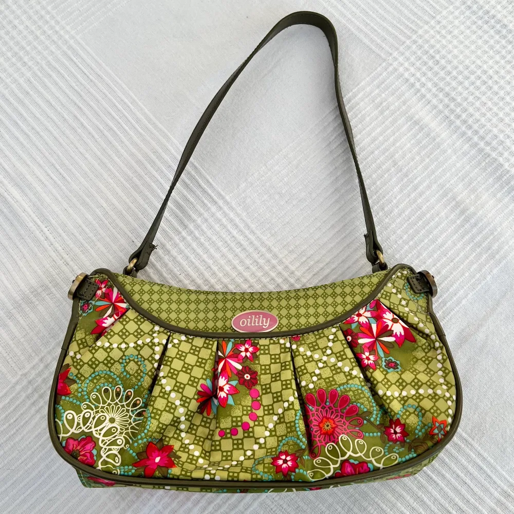 Grön handväska från Oilily, köpt dyrt. Bredd: 26 cm. Djup: 7 cm. Höjd: 14 cm. Bra kvalite och skivk, inga defekter. 250kr + frakt 🌺. Väskor.