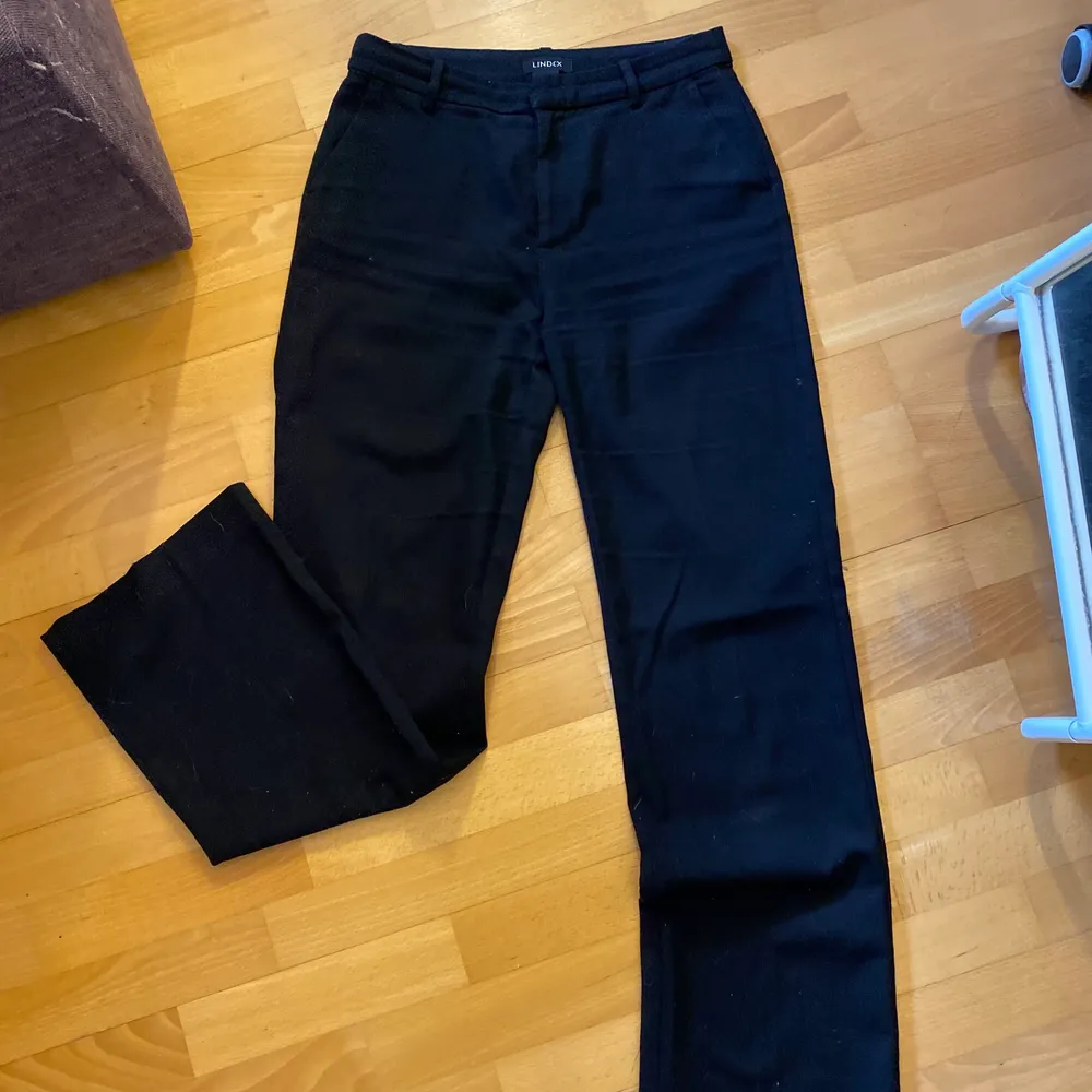 Kostymbyxor från Lindex! Säljer pga ändvänder ej längre, i stolen EU 36 säljer för 130kr med frakten inräknad i priset! Skriv för intresse eller frågor💕. Jeans & Byxor.