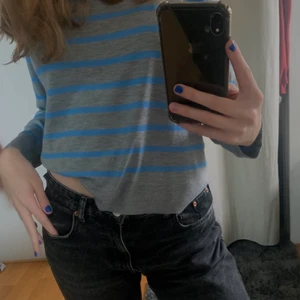 Zara randig tröja storlek S - Säljer denna trendiga zara tröja i super skönt material!🤍🤍🤍 Nästan helt ny, bara använd en gång. Priset kan diskuteras.