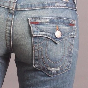 SÖKER!!!! - söker ett par ljusblå boutcut true religon i storlek 27 jeans kan byta med vilket som helst plagg på min profil💗