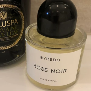 Byredo Rose Noir Eau de Parfum 100ml - Byredo Rose Noir, Eau de parfum 100ml Doftar ljuvligt!Endast lite anv ni ser på bilden! Nypris 2200:-