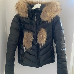 Vinterjacka från Hollies  - Vinterjacka från Hollies. Äkta päls. Väldigt fint skick. Kan fraktas om köparen står för fraktkonstnaderna 🤍