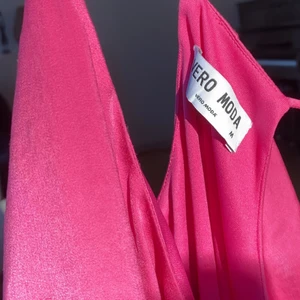 Topp - Ett superfint somrigt linne från Vero Moda! 🌈💗💕 I fint skick! Bara att skriva för mer bilder och info. Köparen står för frakt 📦