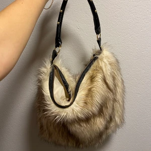 Handväska i fakepäls - Så fin handväska i fakepäls 💕🤩 Köpt vintage men i nyskick. 