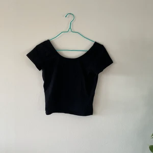 Svart crop top  - Svart magtröja! Är i storlek M men passar mig i S med. Tyvärr kommer den inte till användning längre! Frakt tillkommer (62kr)🥰