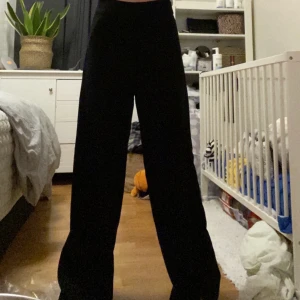 gina tricot byxor - sälja mina snygga byxor, helt nya sälja för det är så långa för mig,jag är 161cm,passa typ från 168cm > . nya pris 400kr .kan sälja för höga buda eller 100kr+ frakt