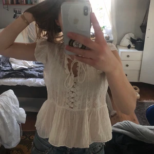 Zarablus  - Asnice blus från zara med spets och knyte, kmr aldrig t användning. Jättefint skick!
