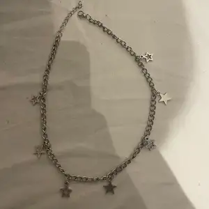 Superfint stjärn halsband från shein som aldrig använts, jättebra skick!! Köparen står för frakt <3 50kr + frakt