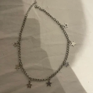 Halsband - Superfint stjärn halsband från shein som aldrig använts, jättebra skick!! Köparen står för frakt <3 50kr + frakt