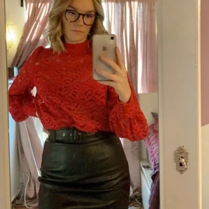 Blus  - Säljer min fina röda spets blus, som har använts en gång på julafton förra året. Storlek XS men passr S