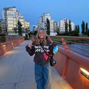 Hoodie - Hej! Jag säljer denna supermysigt hoodie, den är storlek Xl men sitter bra oversized på mig som är S😇 Säljer den då jag inte använder den så mycket och måste rensa min garderob 😅