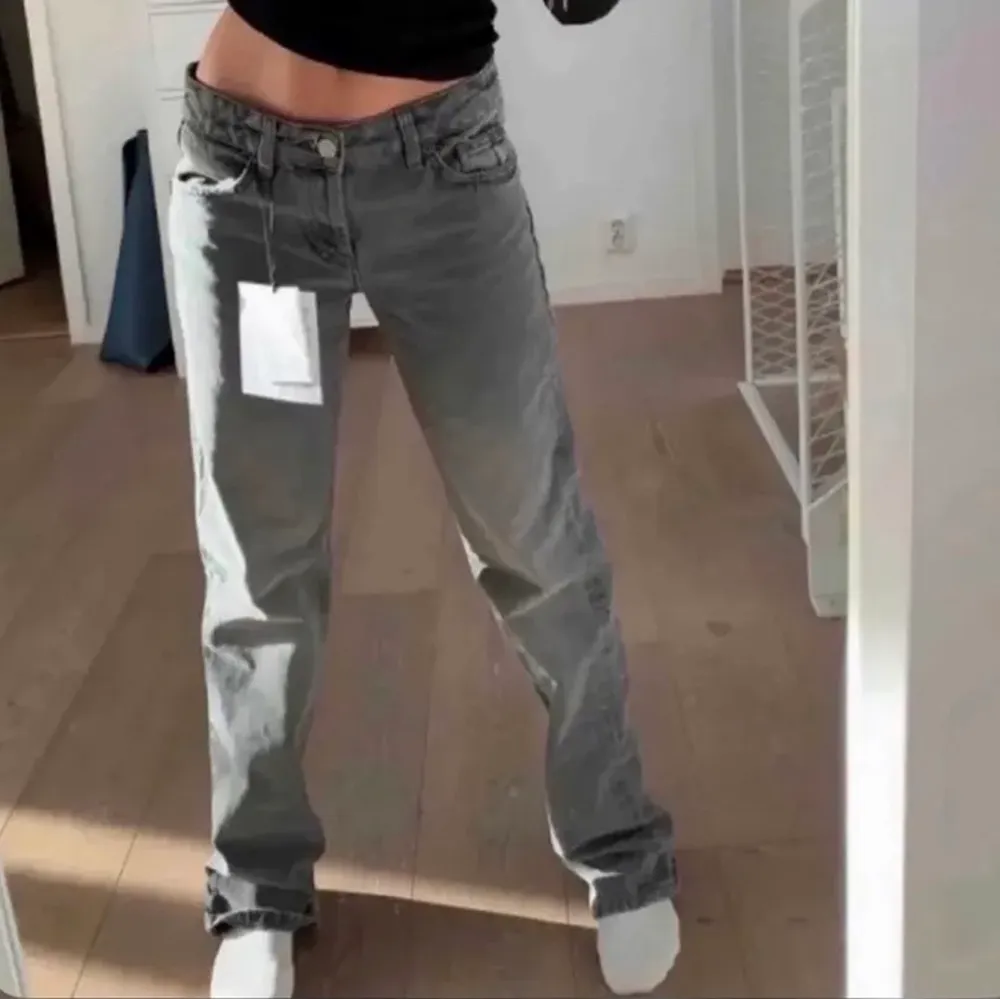 ✨Lånad bild✨ Intressekoll på mina populära low rise jeans från zara i färgen grå💕 Haft en tidigare ägare bara använt ett få tal gånger, jag har aldrig använt jeansen pga för små i storlken🤩Säljer vid bra bud😁❤️. Jeans & Byxor.