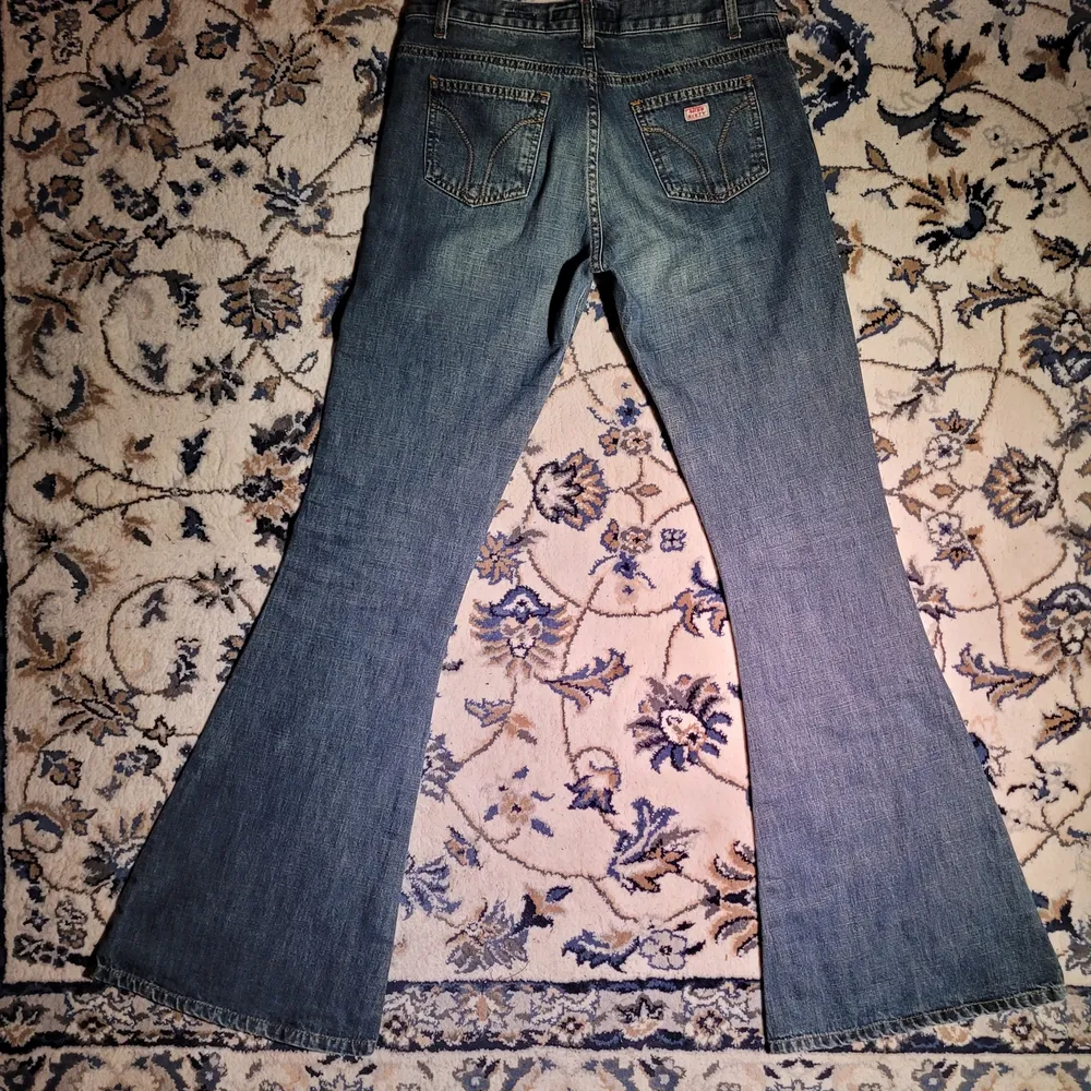 Snyggaste lågmidjade vintage-jeansen från miss sixty i storlek 27, älskar dom men tyvärr är de för tajta. Midjemått är: 78 cm, innerbenslängd: 80 cm. Jag är 167. Skriv om ni har några frågor💗💗. Jeans & Byxor.