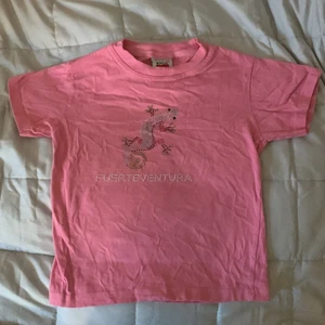 Söt babytee - 💗 Finns också längre ner i flödet. Fint tryck och fin rosa, passar xs eller mindre s som vill ha den tajtare💗