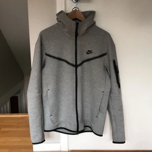 Nike Tech Fleece 🥶💯  - Jag säljer min Nike tech fleece som jag inskaffat nyligen på Mall of Scandinavia. Tröjan har använts två gånger och har absolut inga fläckar eller skador! Missa inte detta erbjudande…