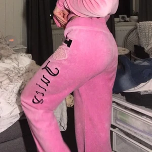Juicy couture byxor - Säljer dessa jättefina rosa juicybyxor då dem inte riktigt kommer till användning. Dem är i storlek xs men passar xs/xxs/s eftersom de har snörning i midjan.💗 köp direkt: 200kr💗