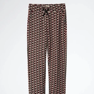 Zadig byxor - Säljer dessa Riktigt coola byxor från Zadig. De köptes på NK i höstas för 1200 och är i toppen skick. Storleken är 16 i barnstorlek men sitter bra på mig som är 164 cm och Stl S.