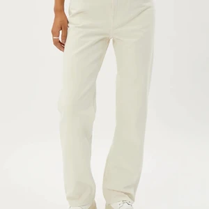 Vita weekday voyage jeans, strl 30 - Säljer ett par vita jeans i Weekdays snyggaste modell voyage. Strl 30/30 vilket tyvärr inte passade mig, därav säljer jag vidare. Som nya, köpta via sellpy men aldrig använda av mig🥰