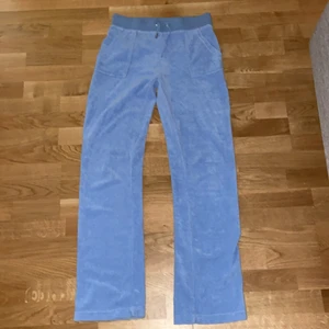 Juicy byxor  - Ett par ljusblåa juicy byxor, köpta här på plick men säljer vidare då jag vill testa en annan färg. Ens grejen på snöret har ramlat av, men det syns inte så mycket.  (Towelling matrial) 