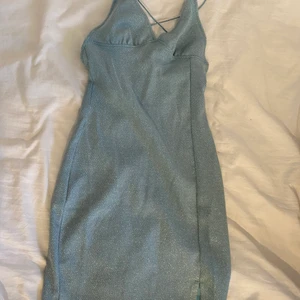 Blå klänning  - Glittrig blå fest klänning. Aldrig använt. Skriv för mer info!