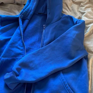 Blå zipperhoodie  - Säljer denna blåa tröja då den aldrig används! Köpt på plick i storlek M men skulle säga att den är en S! Aldrig använd då det inte är min stil tyvärr! Men väldigt bra kvalitet 