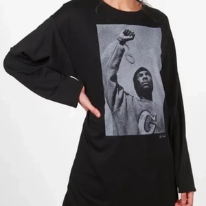 Klänning  - Klänning använd 1 gång! Jätte skön och i helt nytt skick! 