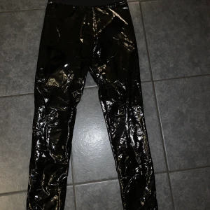 GADEROBSRENSNING!! - Ett par så sköna Lackbyxor, aldrig använda, endast provade. Mjukt material inuti, håller värmen bra. Från märket missäy i storlek S/M, passar mig som är 170cm och vanligtvis bär xs/s