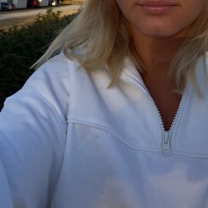 Zip hoodie - Säljer denna fina zip tröjan från weekday. Så fin men den har tyvärr inte kommit till användning och därför är den också i väldigt bra skick. 🤍💕