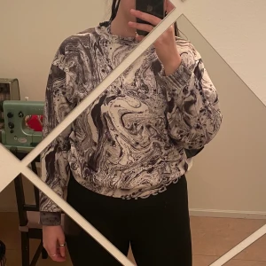Marbled tröja - Skitcool marble tröja från Weekday. Älskar denna men flytsädar och rensar ut sådant jag inte använder så ofta… Supermjuk och skön! Den är vit, grå och svart, min lampa är bara lite gul därför blir andra bilden färgad.