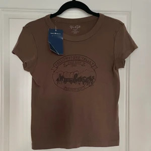 Topp - Brun topp med tryck!! Helt oanvänd med prislappen kvar originalpris 220kr