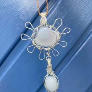 🌸-inspererat halsband - Halsband med blå band agat, angelit och regnbågsmånsten, i form av en blomma🌸. Handgjord av metalltråd 