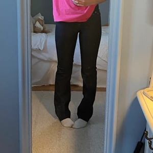 Jeans från Filippa K - Low waisted mörkblå jeans från Filippa K, köpa secondhand! Säljer eftersom de är för små :/