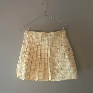Fin minikjol från Urban Outfitters med cargoficka. Kjolen har dragkedja på sidan. Köpt förra året för 40$ men aldrig använd. True to size, kan även passa xs.