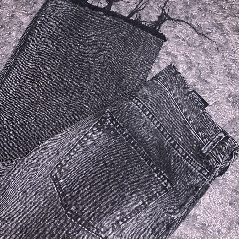 Raka grå svarta jeans med slitningar ner till, skitsnygga och sköna, säljer för att de är för små. Jeans & Byxor.