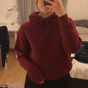Vinröd hoodie - Vinröd hoodie från bik bok i XS men passar även mig bra som i vanliga fall har M beroende på hur man vill att den sitter❤️ knappt använd så väldigt fint skick!