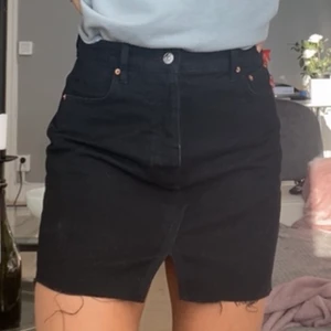 Svart jeanskjol - Säljer min svarta jeanskjol från Gina tricot i storlek 36. Knappt använd. Säljer för 120kr.