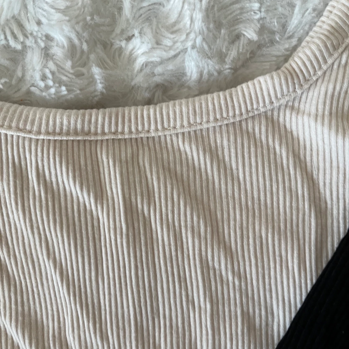 En svart och en gräddvit tröja - 91