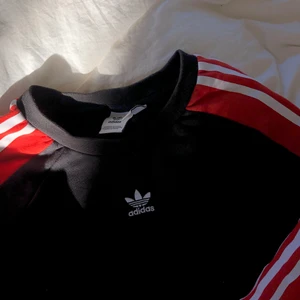 Adidas sweatshirt  - Hej! Säljer denna adidas sweatshirt pga den är för liten! Plagget är varsamt använt och är i fint skick. Storlek XS. 