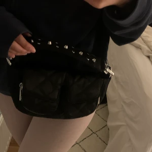 Ellery Shoulder Bag  - Säljer denna superfina lilla väska från märket unlimitbags då jag redan har en liknade!! Den kommer med ett kort band med nitar och ett långt axelband som går att ta av. Den är liten men rymmer mycket och har 3 fack. Bara att skriva för fler bilder✨🥰