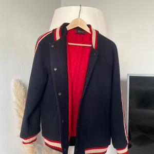 Varm collegejacka 💌 - Storlek: medium Märke: zara Skick: bra, men använd Kan skicka fler bilder vid behov ❤️