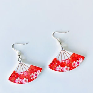 Solfjäder örhängen i trä ❤️ - Nickelfria krokar och fri frakt ❤️