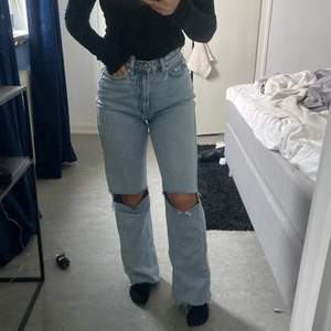 Raka jeans med hål på knäna😊sitter bra i midjan och höfter samt modellen ROWE från Weekday, hålen är egengjorda