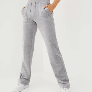 Juicy Couture Byxor - Säljer ett par gråa Juicy couture byxor i strl xs. Använda få gånger och i väldigt fint skick. Köpte på Raglady för 1100kr, kom med bud så utgår vi ifrån det. Bilder finns